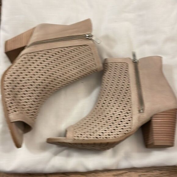 ERIC MICHAEL TAUPE OPEN YOE BOOTIES.  NEW IN BOX - Picture 9 of 12